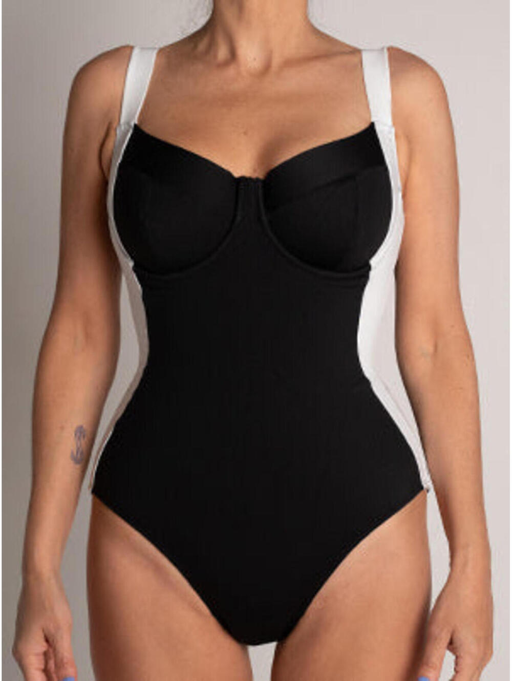 NWT TA3 Black and White Slimming One-Piece Swimsuit Chic M